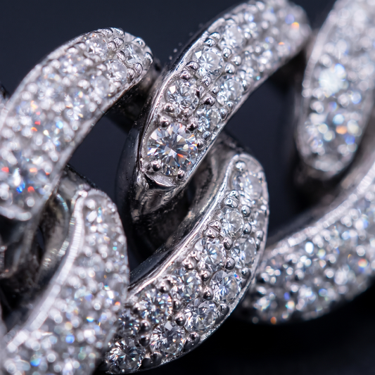 Iced Out Oval Pavé Link Chain Bracelet In White Gold With Full CZ Stone Setting